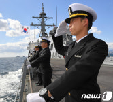 경례하는 율곡이이함 장병들