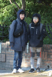 두꺼운 외투 입고 등교하는 학생들