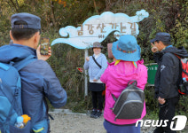 금강산 가는길 이정표 배경으로 찰칵