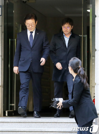 이재명 경기도지사, 압수수색 후 늦은 출근