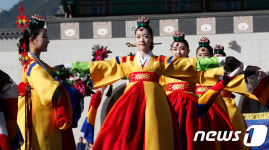 고운 자태 뽐내며