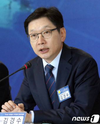 폐조선소 찾은 김경수 지사