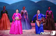 크라운-해태 주최 제14회 창신제서 경기민요 공연하는 이춘희 명창