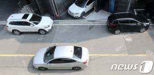 백색실선에 주차된 차량, 민원 계속되지만 단속은 속수무책