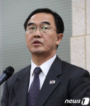 해명하는 조명균 장관
