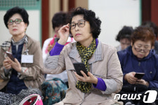 수능만큼 긴장되는 어르신 스마트폰 과거시험