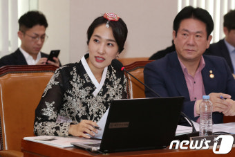 한복 입은 국회의원들…문체위 틀 깬 '드레스코드' 실험