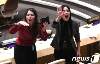 [사진] 유엔 '쿠바 정치범 회의' 반발하는 쿠바 여성 외교관들