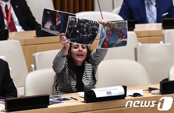 [사진] 유엔서 사진들고 항의하는 쿠바 외교관