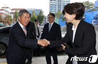 직원들과 인사하는 이영진 신임 헌법재판관