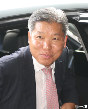 이영진 신임 헌법재판관, 첫 출근