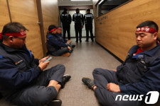 한국지엠 노동조합, GM대우 공장서 연좌 농성