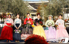 시집갈래요…전주역 앞에서 부케 든 여성들
