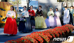 전주역 앞 꽃밭 속에 부케 들고 나타난 여성들