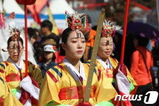 금척들고 행진하는 무용단