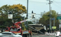 광주서 덤프트럭이 전신주 받고 인도 덮쳐…2명 부상