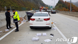 고속도로 달리던 탑차 타이어 펑크...2차 사고 유발