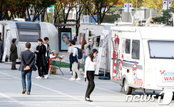 도심에 등장한 캠핑 카라반