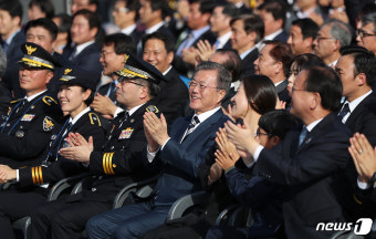 경찰 홍보영상 시청 후 박수치는 문 대통령
