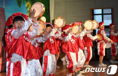 탬버린 춤 추며 신나게