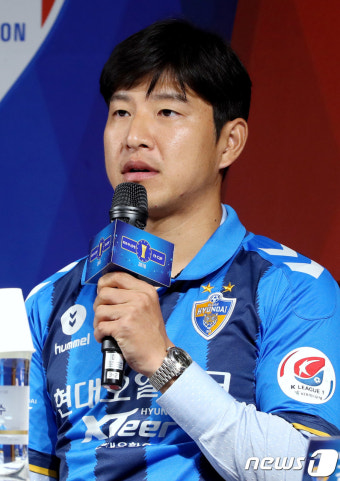 질문에 답하는 박주호 선수