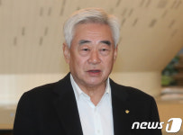 취재진 질문에 답변하는 조정원 세계태권도연맹 총재