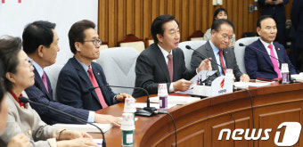 원내대책회의 주재하는 김성태 원내대표