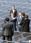 수상태양광 둘러보는 문재인-송하진 
