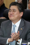 박수 치는 정승일 산업통상자원부 차관