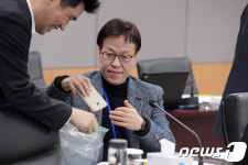 휴대전화 제출하는 이상복 교수