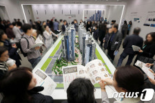 서초 래미안리더스원 견본주택 인산인해