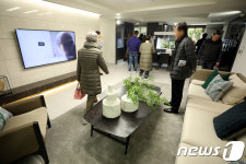 서초 래미안리더스원 견본주택 둘러보는 방문객들