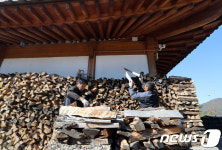 한옥에 쌓여가는 장작