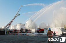 석유화학공장 불길을 잡아라
