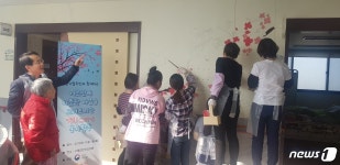 하나원 교육생, 요양원 어르신들을 위한 ‘실내 벽화’ 봉사 활동