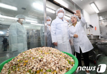 부산국제고등학교 급식환경 살펴보는 최성락 식약처 차장