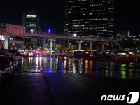 상수도관 누수로 서울역 물바다…2개차로 막고 교통통제