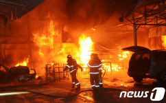 부천 자동차 공업사 화재…수리중 차량 10대 전소 