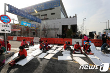신 노량진수산시장 주차장 막은 구 시장 상인 