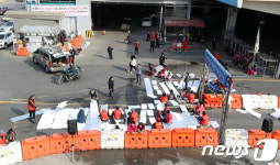 신 노량진수산시장 주차장 막고 시위하는 구 시장 상인들 