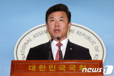 한국당 조명균 통일장관 경질하라