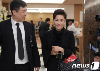 배우 김혜선, 신성일 빈소 조문