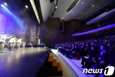 재개관한 속초문화예술회관 ‘축하공연’