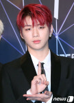 워너원 강다니엘, 매혹적인 레드빛 헤어