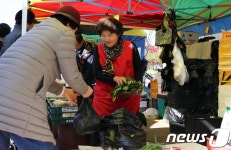 70대 노점상 김정순 할머니, 전남대에 장학금 1억원 기부