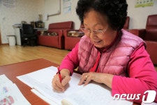 일흔에 찾은 탁이분 할머니의 기쁨…문자 보내는 게 꿈