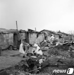 1950년 한강변 판자촌에서 빨래하는 여인들