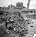 1954년 수원 강가에서 빨래하는 모습