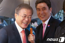 죽도시장 환호성에 문재인 대통령 함박웃음