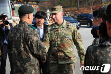 안영호 1군단장과 악수하는 에이브럼스 사령관